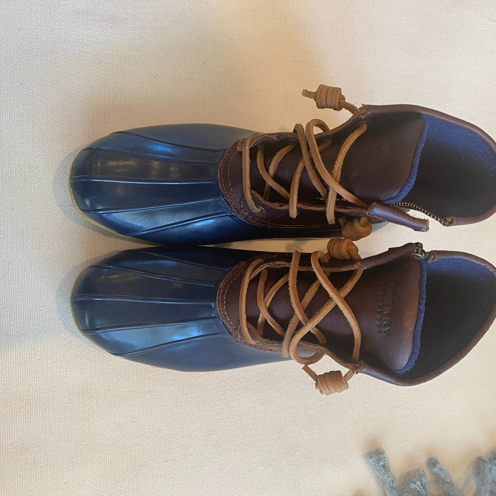 Sperry, Size 8.5 M, Saltwater Tan/Navy Rain Boots